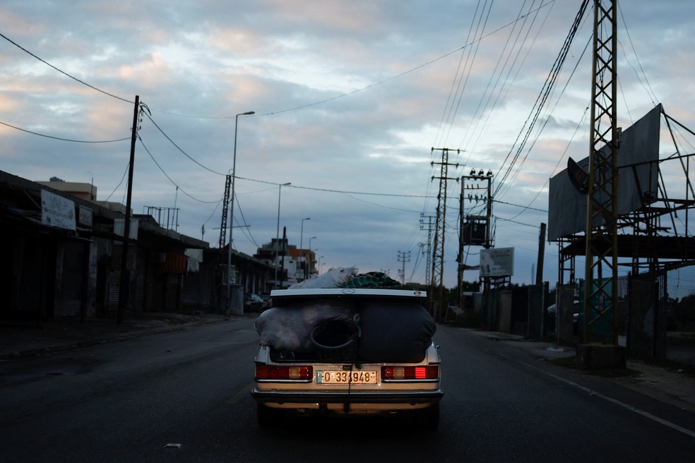 Um veículo transportando os pertences de pessoas chega a Tiro, no Sul do Líbano — Foto: Adnan Abidi/Reuters