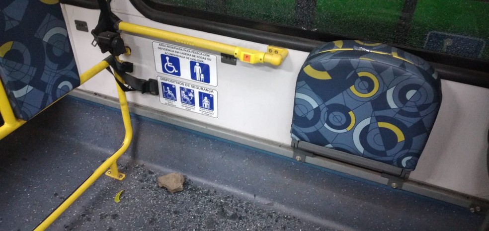 Ônibus do São Paulo é atacado com pedras antes de jogo pelo Campeonato  Brasileiro