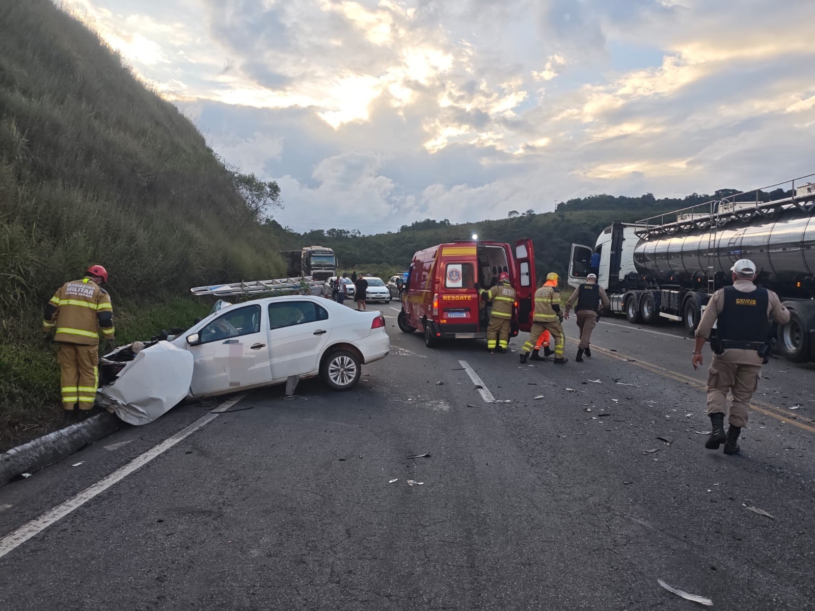 Batida entre carro e carreta deixa duas pessoas gravemente feridas na BR-265
