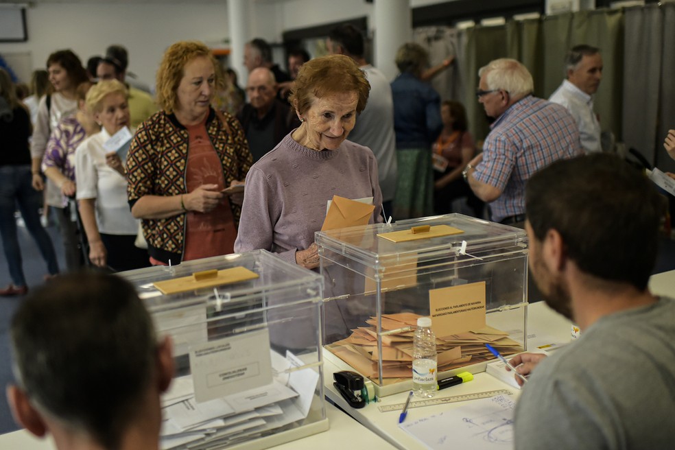 Mulher vota em eleições regionais da Espanha em seção eleitoral no País Basco, em 28 de maio de 2023.  — Foto: Alvaro Barrientos/ AP
