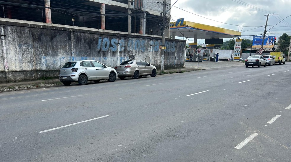 Motorista foi morto a tiros na Rua Henrique Burnier, em Juiz de Fora — Foto: Gabriel Landim/TV Integração