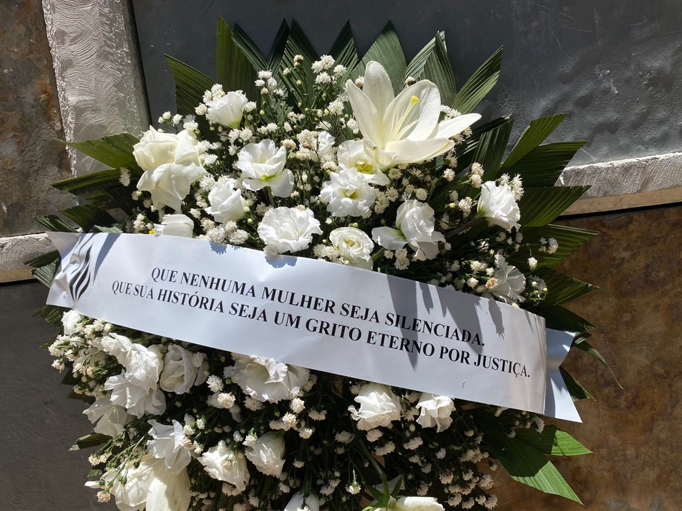Coroa de flores no sepultamento de Tainara: 'Que nenhuma mulher seja silenciada, que sua história seja um grito eterno por Justiça' — Foto: Abraão Cruz/TV Globo