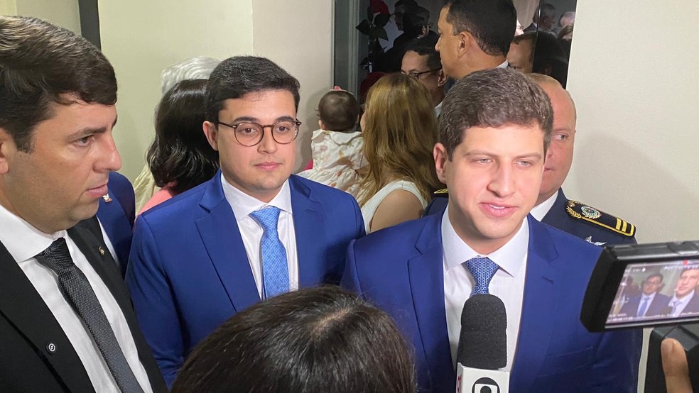 Acompanhado do vice-prefeito, Victor Marques, João Campos, prefeito reeleito do Recife, em entrevista antes da cerimônia de posse — Foto: Paulo Veras/g1