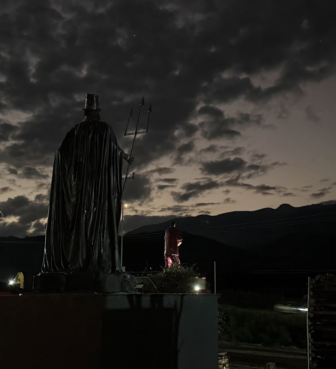 Veja FOTOS de igreja luciferiana que atrai olhares no RJ 