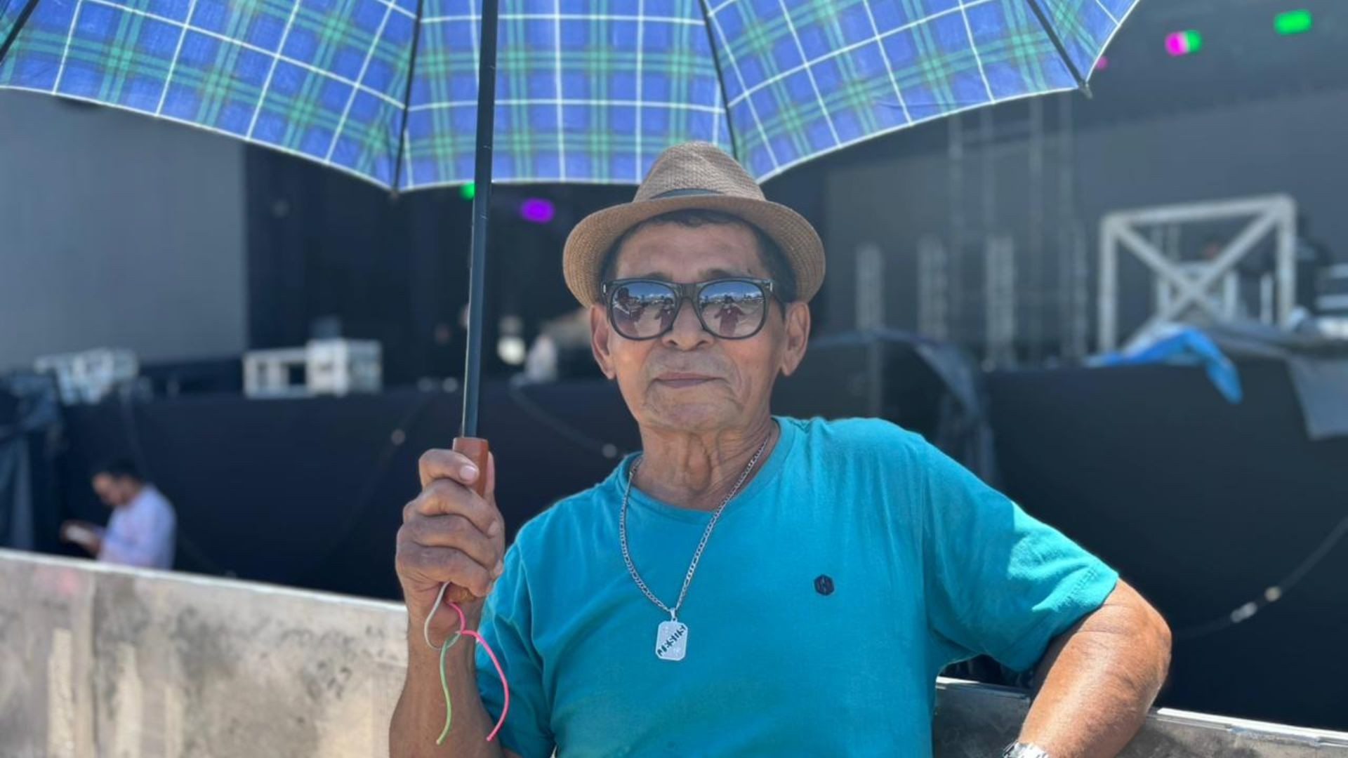 Aposentado chega 9 horas antes para ver show de Anitta no Amapá 