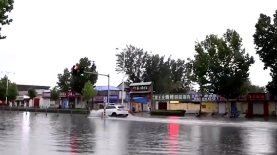 Chuva torrencial deixa 2 mortos e 10 desaparecidos em Shandong, na China - Segundo o governo local, em apenas 5 horas, o equivalente a meio ano de precipitação caiu no distrito de Laiwu. Enchentes atingiram vilarejos próximos destruindo e danificando 19 casas.