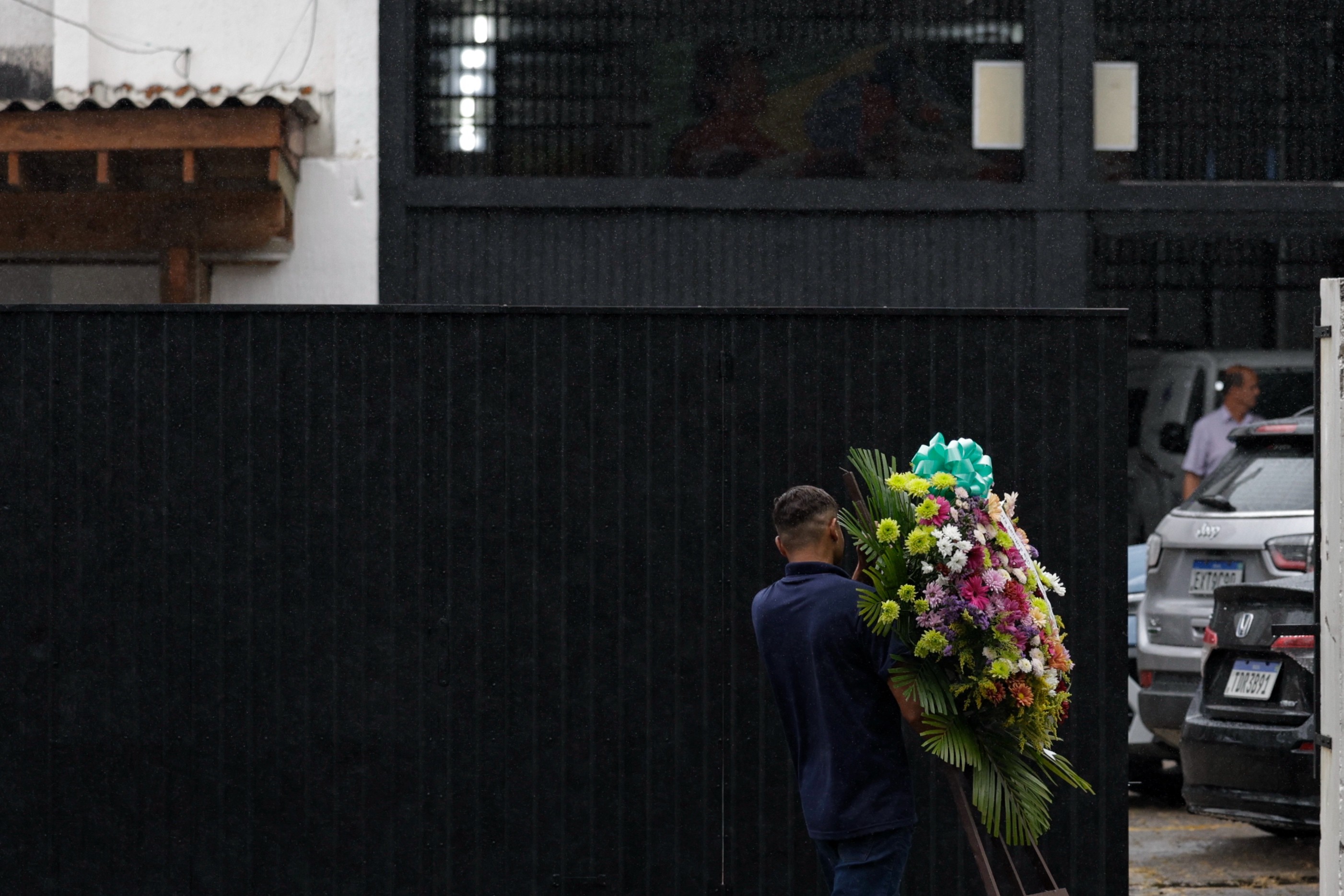 Casal morto em acidente de avião no RS é velado em cerimônia restrita a familiares e amigos