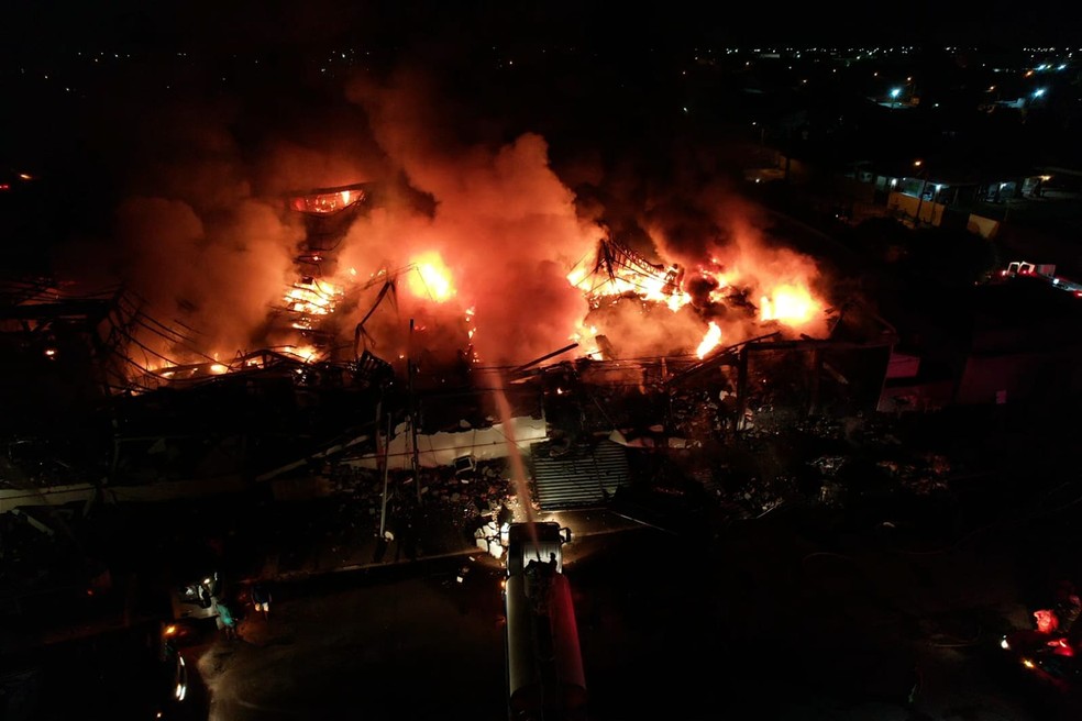 Bombeiros apagam chamas em indústria do Grupo Cairu — Foto: Corpo de Bombeiros