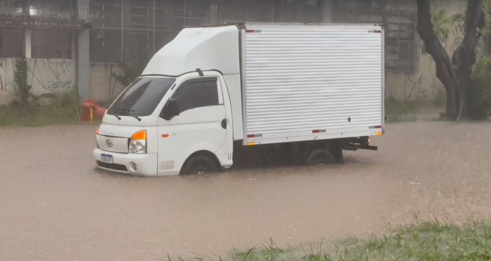 Veículo presa em área alagada na Zona Norte de SP. — Foto: William Santos/ TV Globo