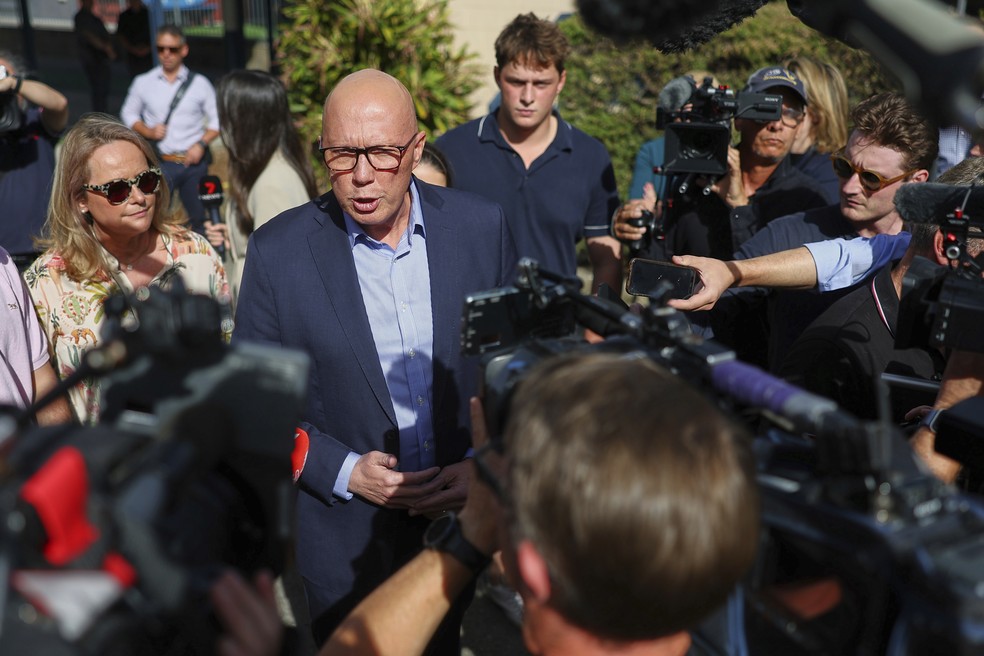 Candidato conservador Peter Dutton conversa com a imprensa após votar para as eleições da Austrália — Foto: AP Photo/Pat Hoelscher