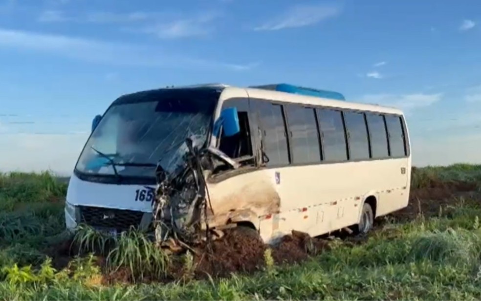 Micro-ônibus ficou danificado após acidente no oeste baiano; passageiros não se feriram — Foto: Reprodução TV Oeste