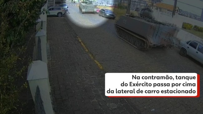 Na contramão, tanque do Exército passa por cima da lateral de carro estacionado