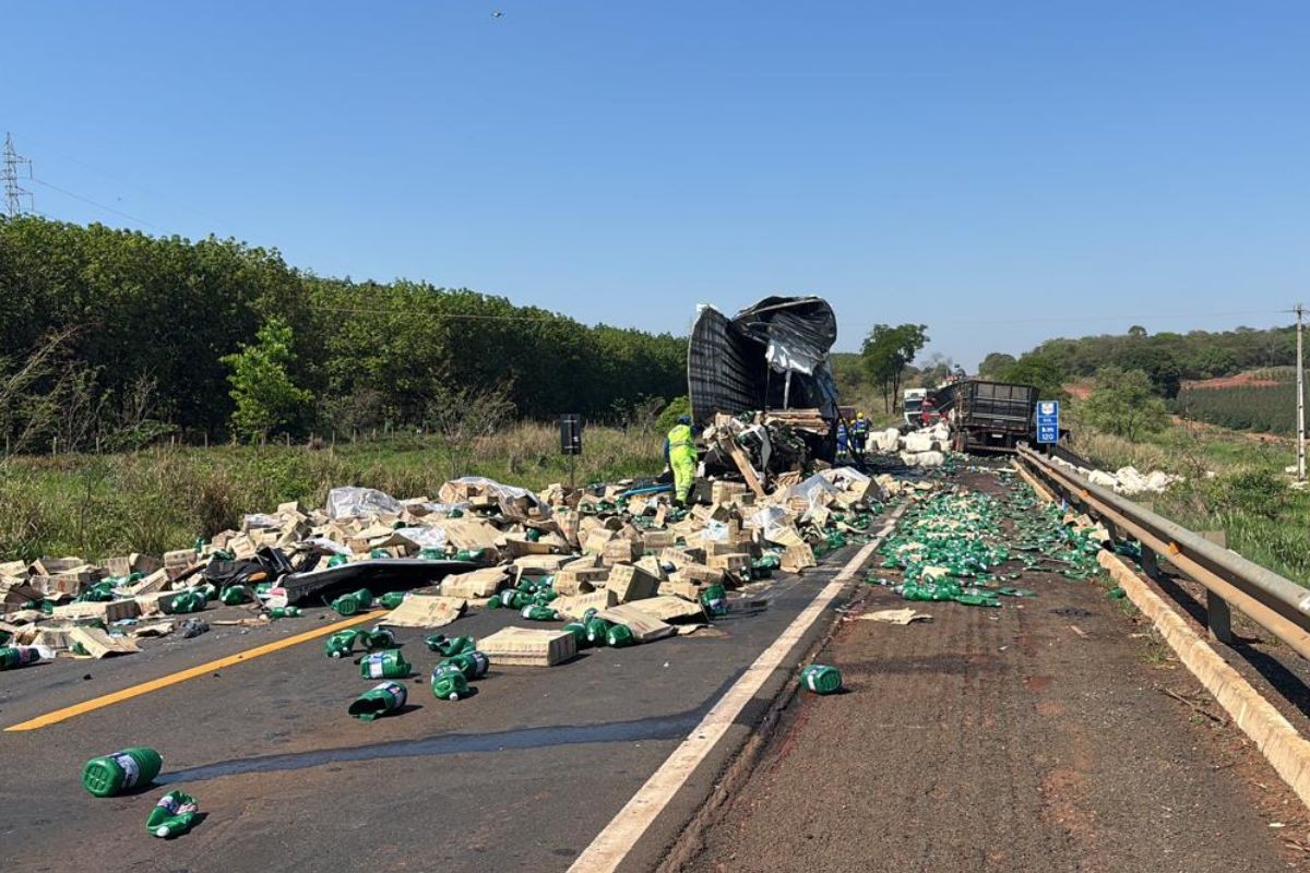 Colisão frontal entre duas carretas deixa dois mortos em rodovia de MS