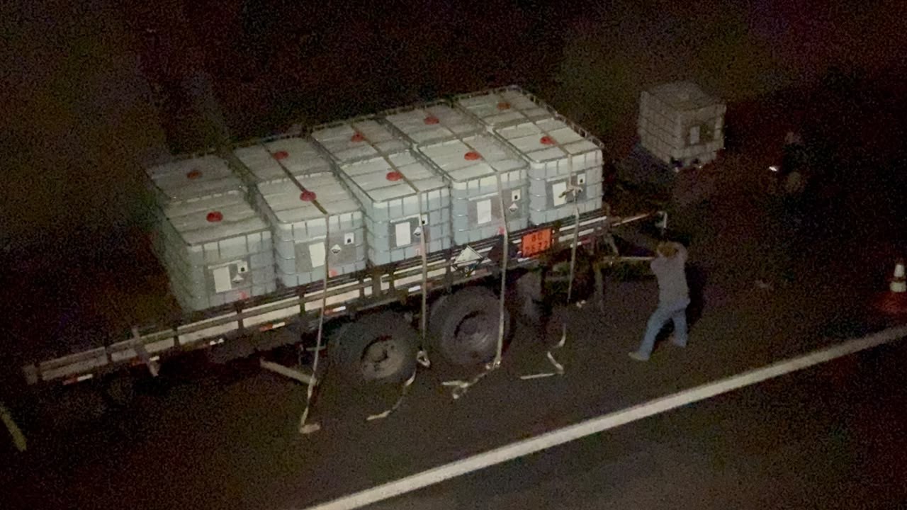 Batida entre guincho e caminhão-tanque carregado com gás tóxico interdita totalmente rodovia de Itu