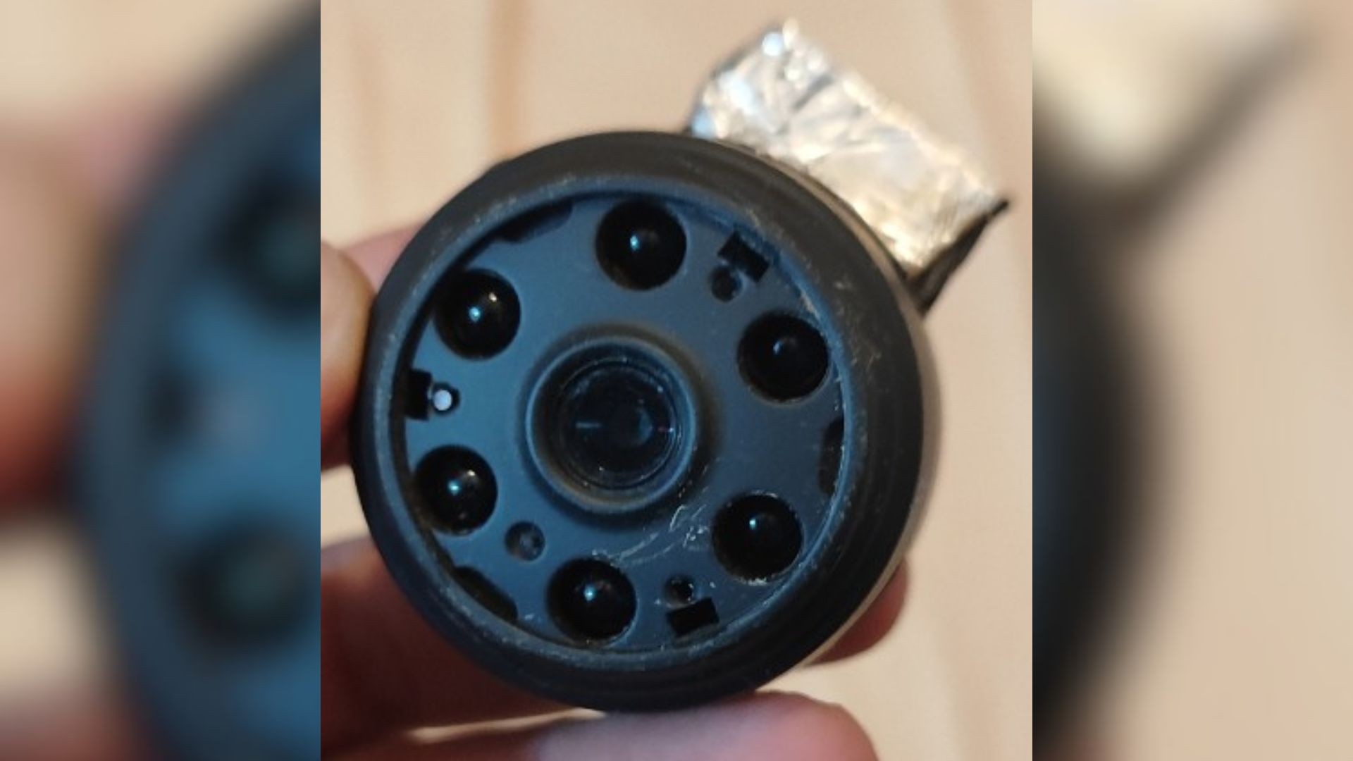 Moradora encontra câmera escondida dentro do próprio quarto em Uberaba