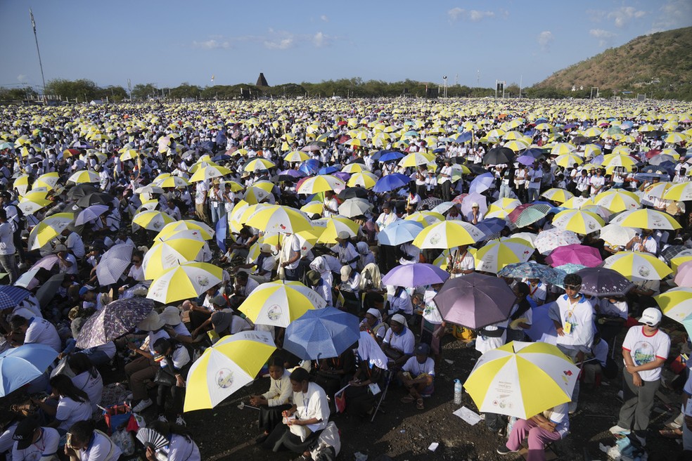Fi�is se re�nem no Parque Tasitolu, perto da capital de Timor Leste, Dili, para assistir � missa do Papa Francisco em 10 de setembro de 2024 � Foto: Yasuyoshi Chiba/Pool Photo via AP