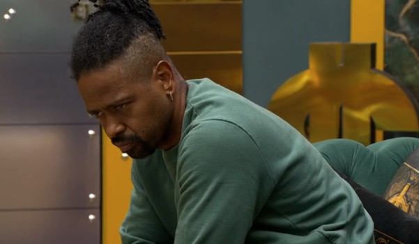 Leandro Boneco, do BBB 26, é encaminhado para exames após passar mal 