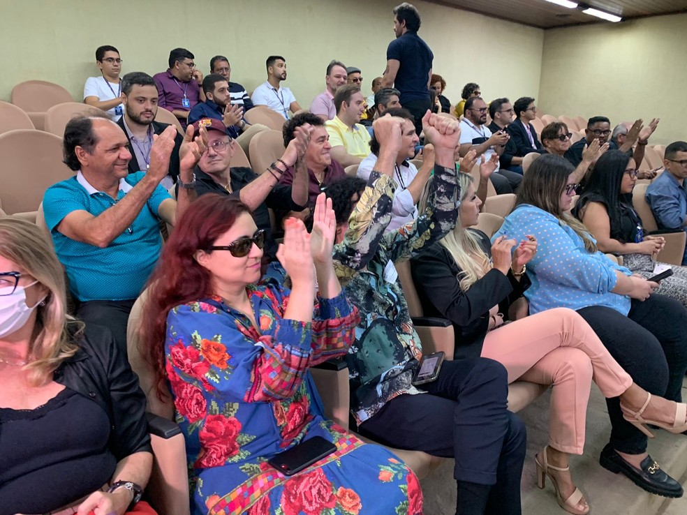 Cantores potiguares, como José Orlando e Fernando Luiz, acompanharam na plateia a aprovação do projeto que cria o Dia do Brega no RN — Foto: Gustavo Brendo/Inter TV Cabugi