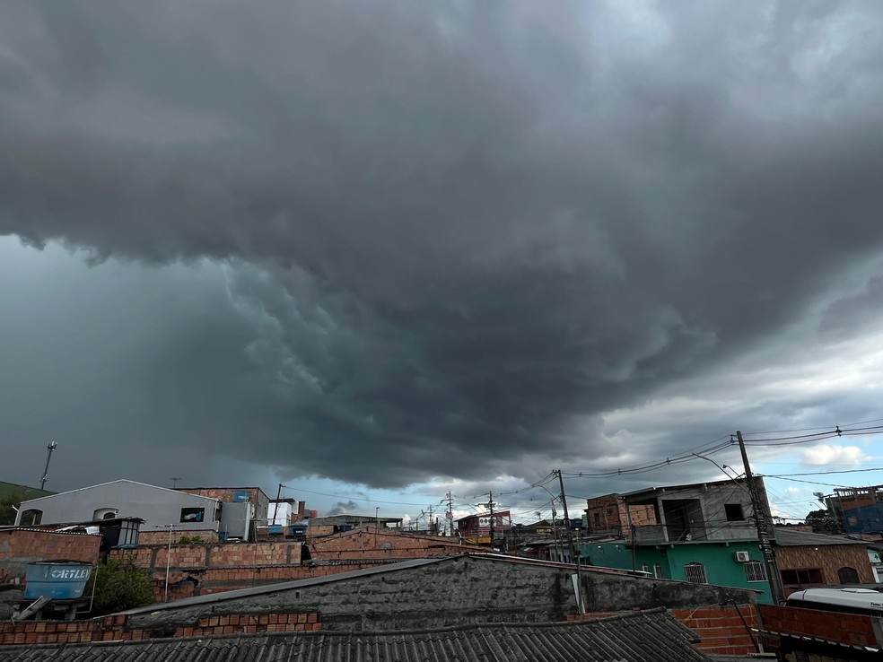 Registro de formação de tempestade em Manaus — Foto: Daniel Landazuri, g1 AM