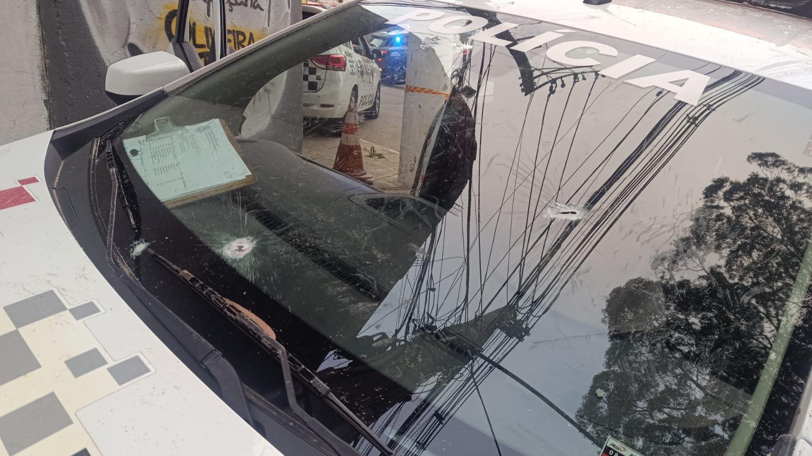 PM é baleado dentro de viatura por criminosos que passavam de carro na Zona Leste de São Paulo 
