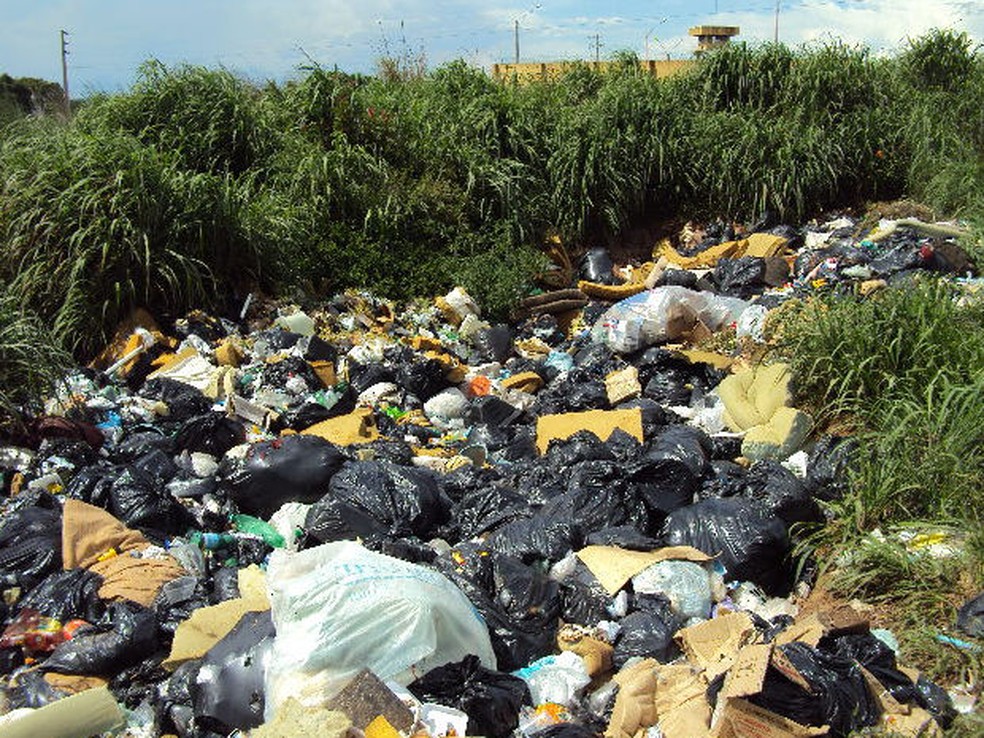Lixo produzido pelo presídio é jogado em terreno baldio — Foto: Divulgação / MPE