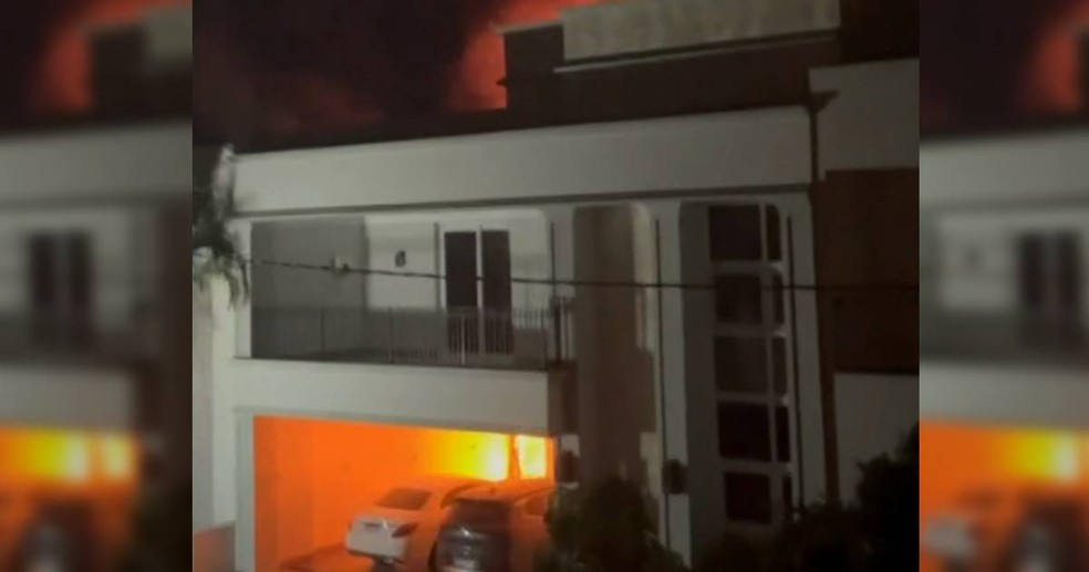 Casa pega fogo em condomínio residencial de Maringá — Foto: Corpo de Bombeiros