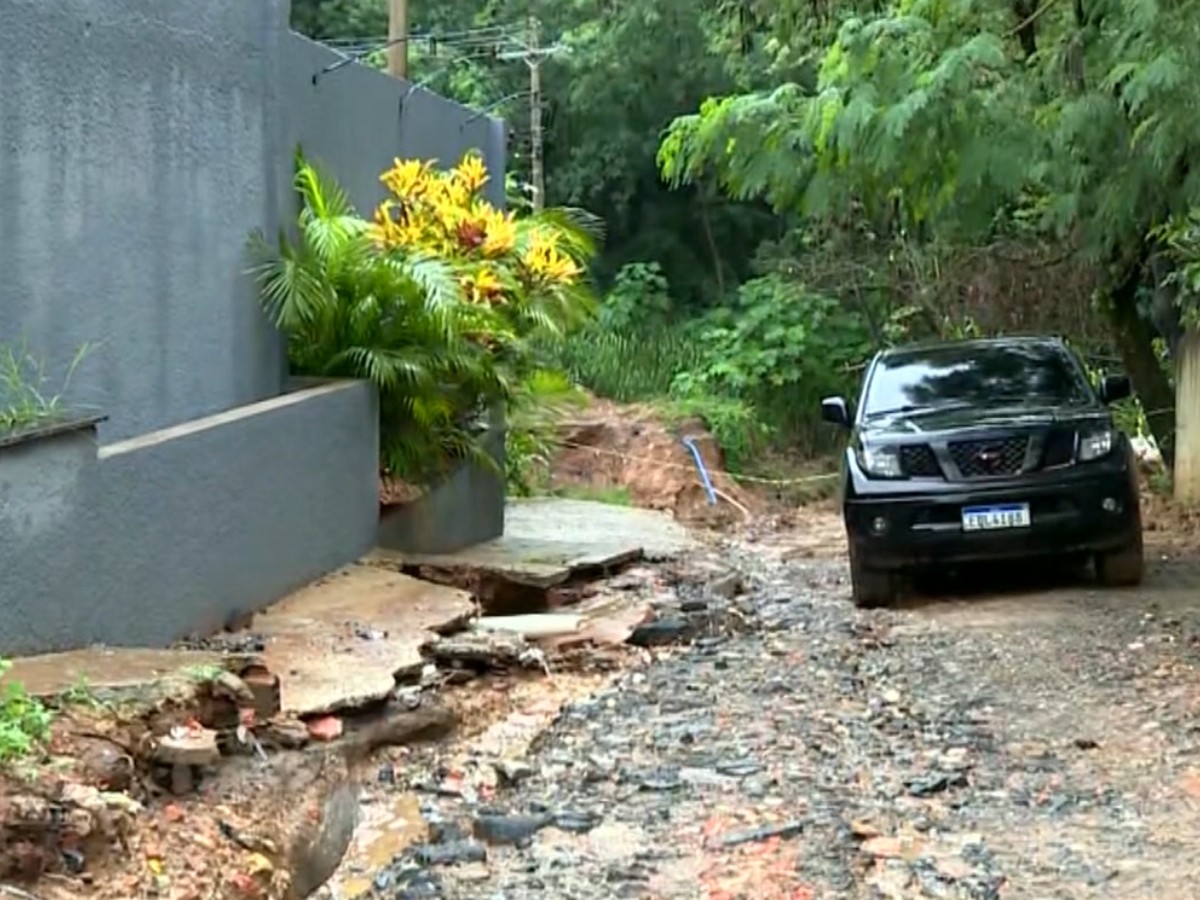 Cratera aberta após ponte ser levada pela chuva ameaça casa em Monte Mor