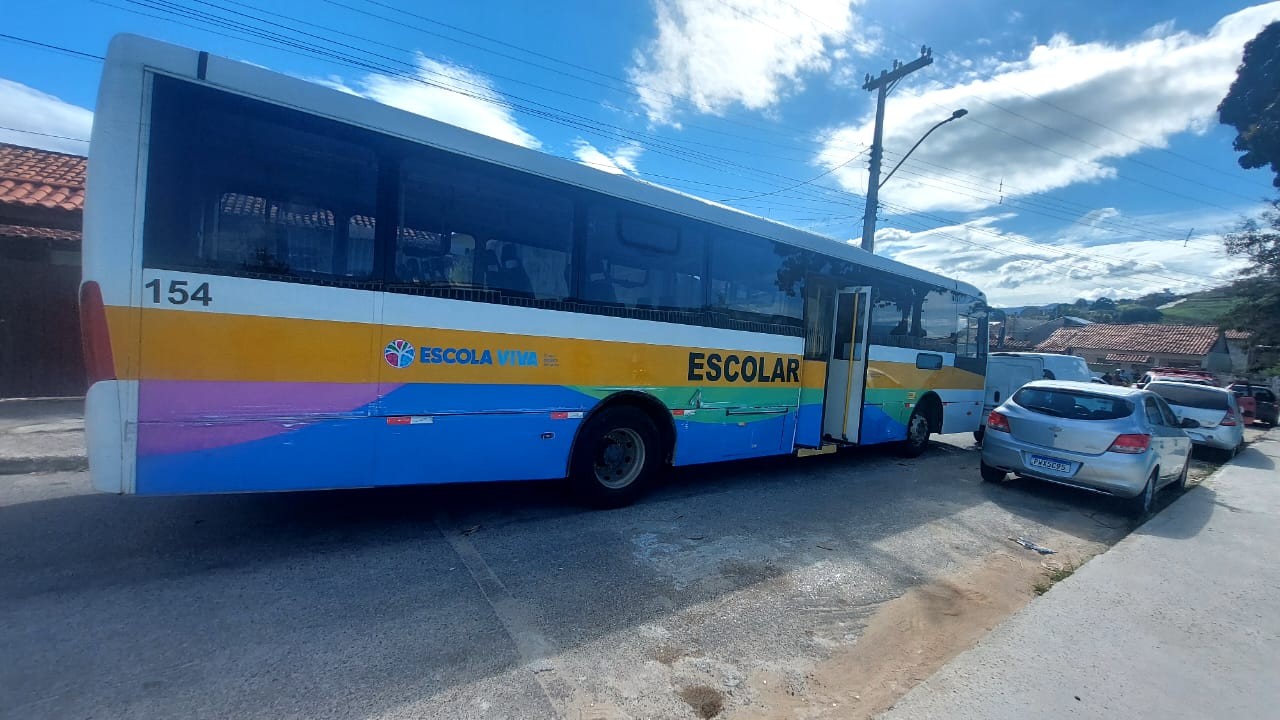 Ônibus escolar atinge carros em Saquarema, no RJ