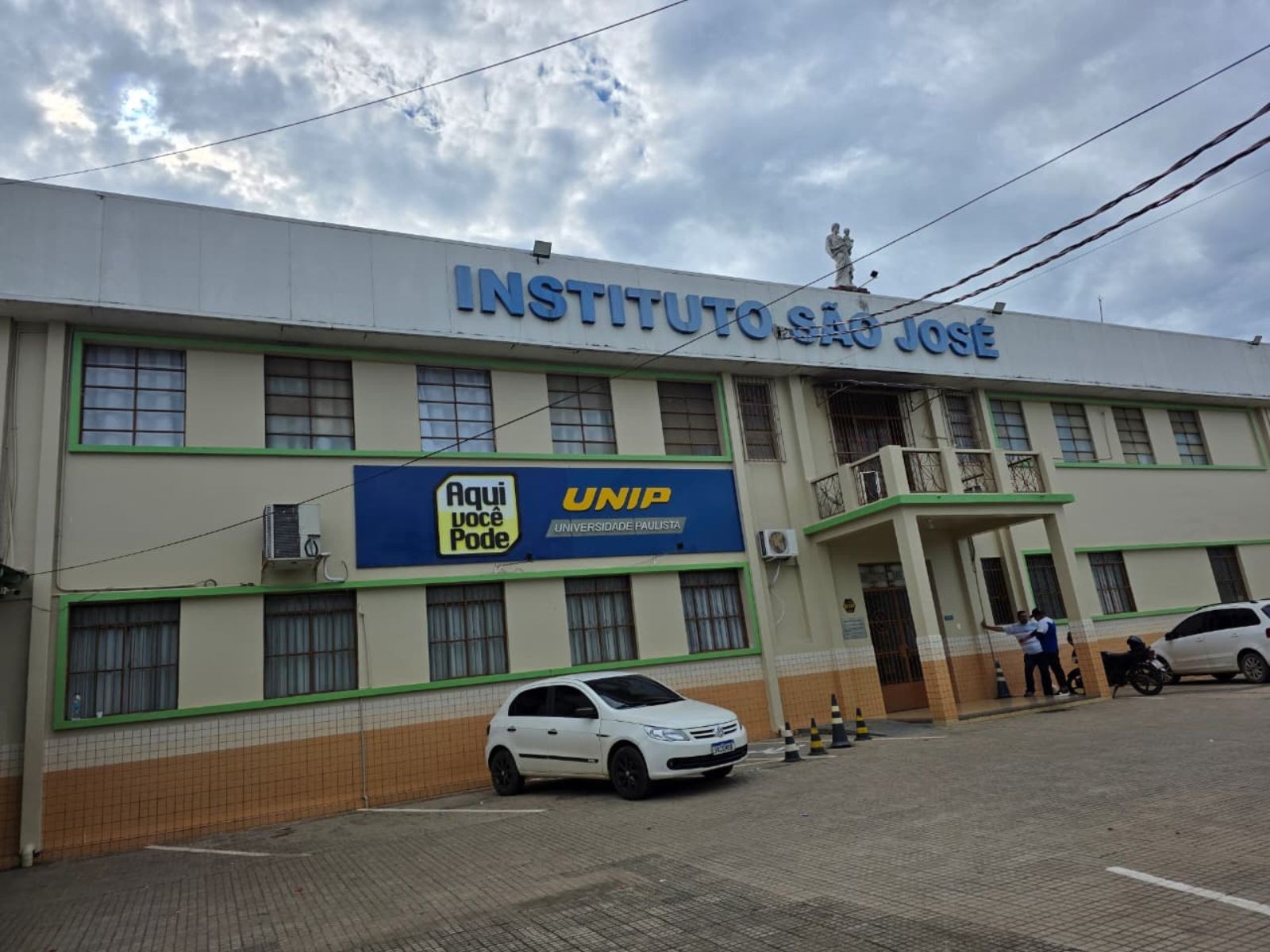 Padrasto de adolescente suspeito de matar servidoras durante ataque a colégio é solto no AC