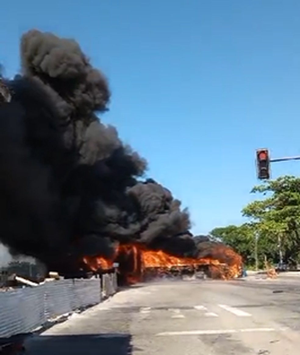 BRT é incendiado após sobrinho de Zinho ser morto em troca de tiros com a polícia — Foto: Reprodução redes sociais