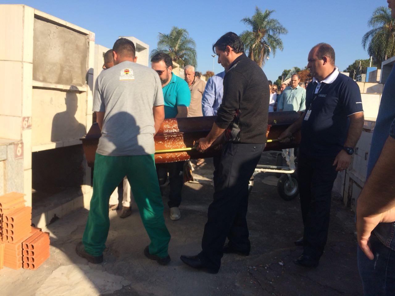 Radialista morto em acidente no Beach Park é enterrado sob silêncio em Sorocaba