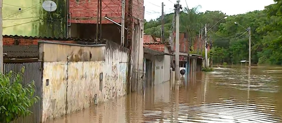 Capivari tem 16 pontos de alagamentos após rio que corta a cidade transbordar — Foto: Reprodução/EPTV
