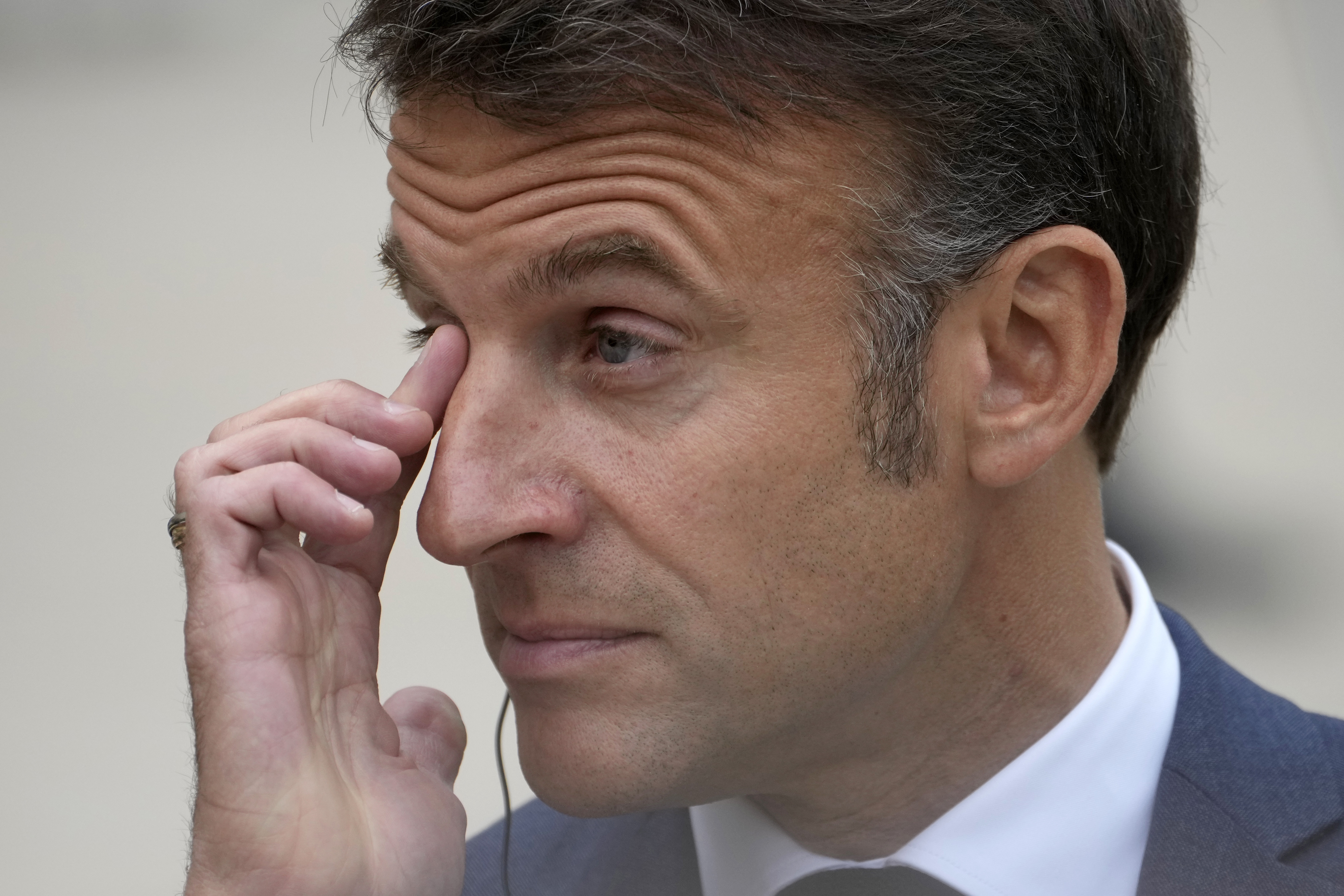 Macron faz consultas com esquerda e direita para nomear primeiro ...