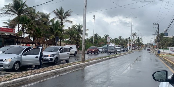 Engavetamento entre 3 veículos causa engarrafamento em avenida em São Luís