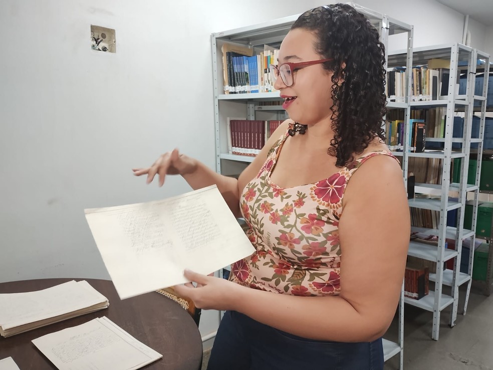 Historiadora Karla Lima trabalha no projeto de transcrição de cartas escritas por Padre Cícero. — Foto: Claudiana Mourato/SVM