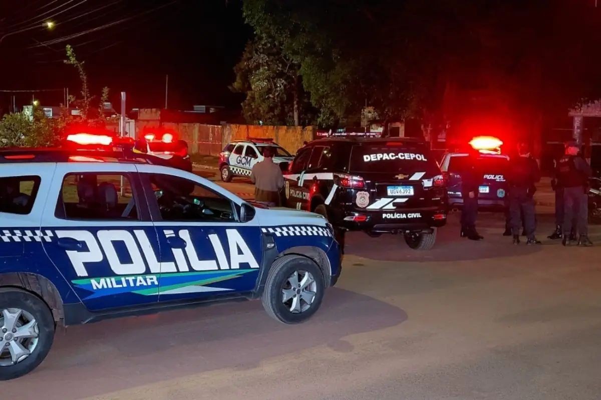 Homem é baleado na cabeça por dupla em frente a praça em Campo Grande; polícia investiga