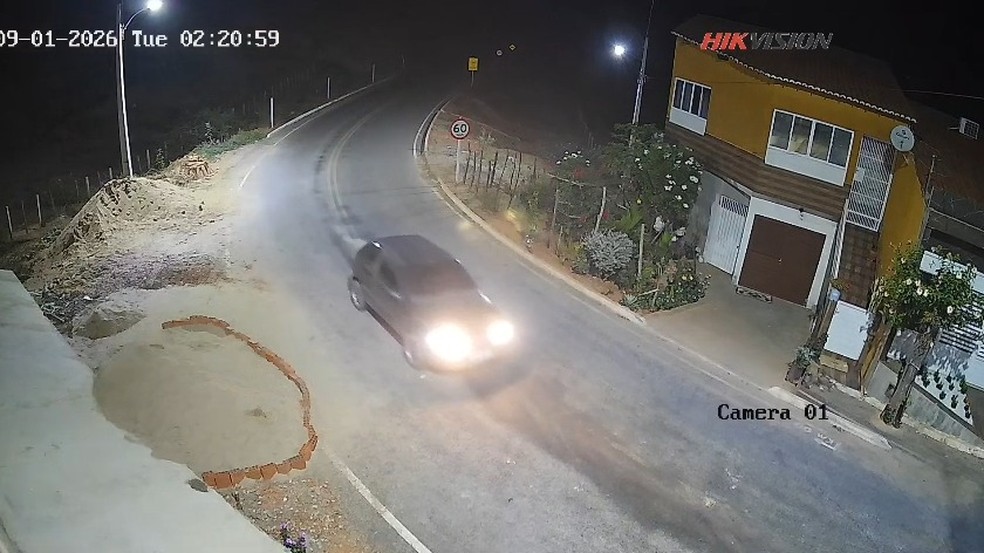 Imagens de c&acirc;meras de seguran&ccedil;a em Carrapateira registraram o ve&iacute;culo trafegando por volta das 2h da madrugada no dia do crime. &mdash; Foto: Reprodu&ccedil;&atilde;o/Pol&iacute;cia Militar