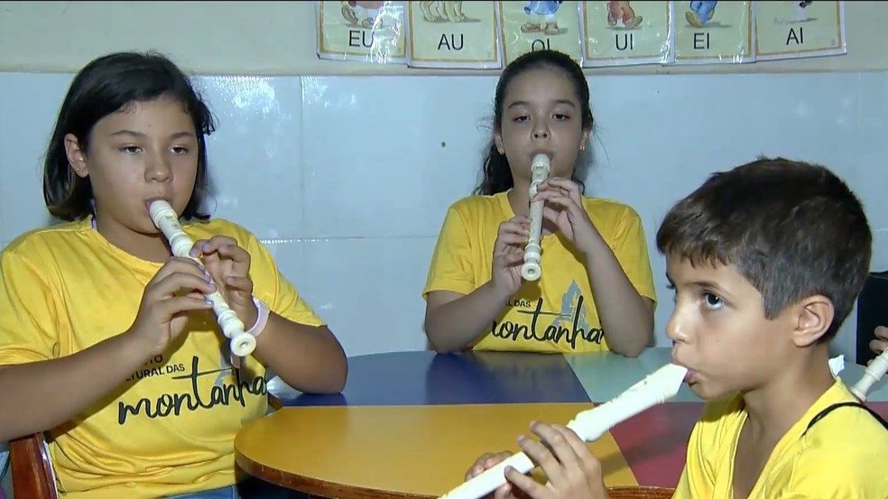 Estudantes fazem aula de flauta na escola agrícola de Afonso Cláudio, ES — Foto: Reprodução/TV Gazeta