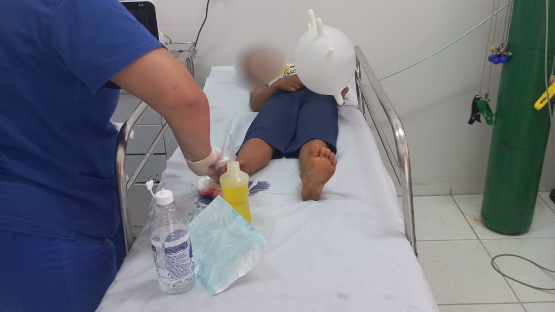 Muro desaba e menino de 6 anos fica ferido em MG