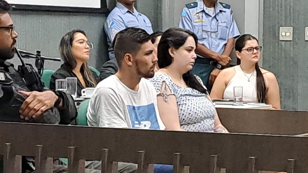 Primeira vez que mãe e padrasto se Sophia sentam juntos após o crime. — Foto: Jéssica Benitez/TV Morena