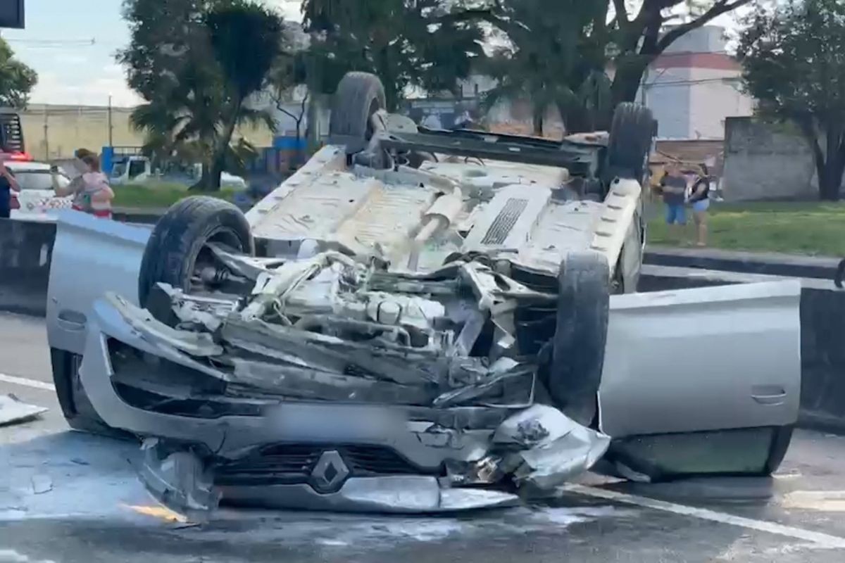 Carro capota na Via Dutra e deixa mulher ferida em São José dos Campos