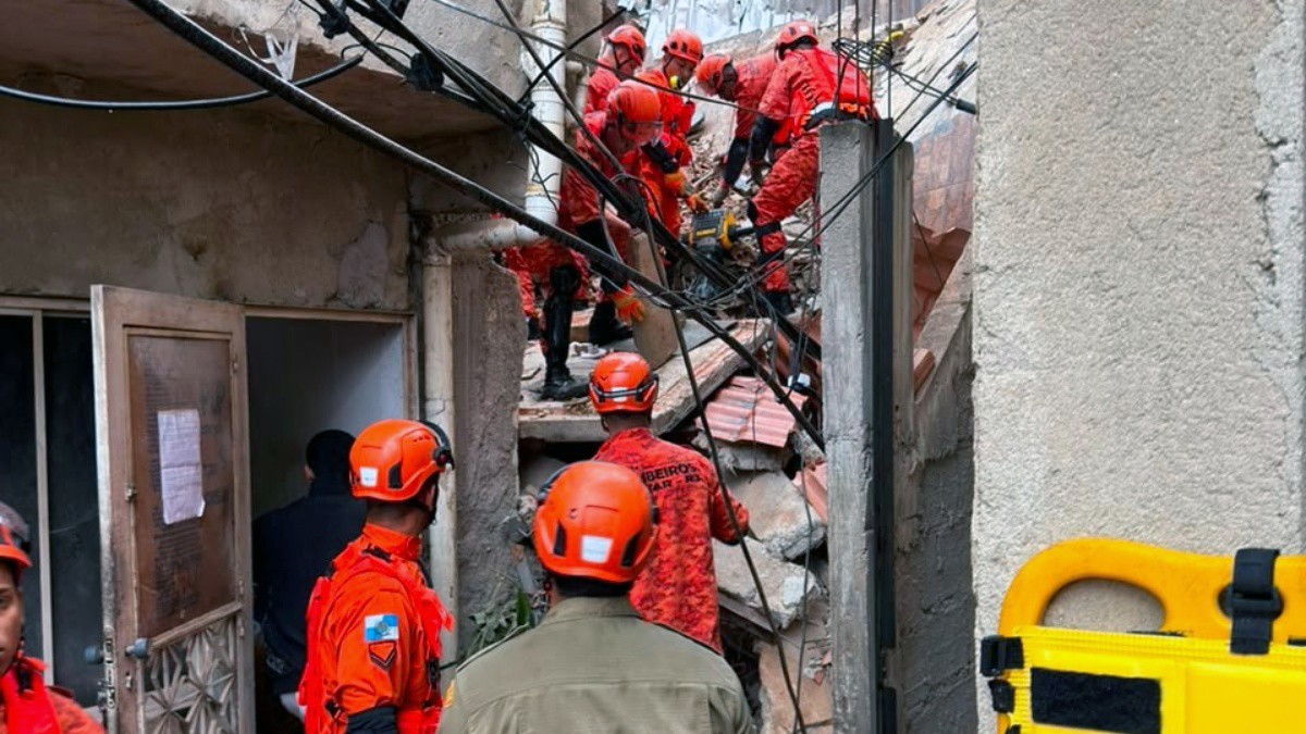 Casa desaba na Zona Norte do Rio; 2 crianças estão sob escombros