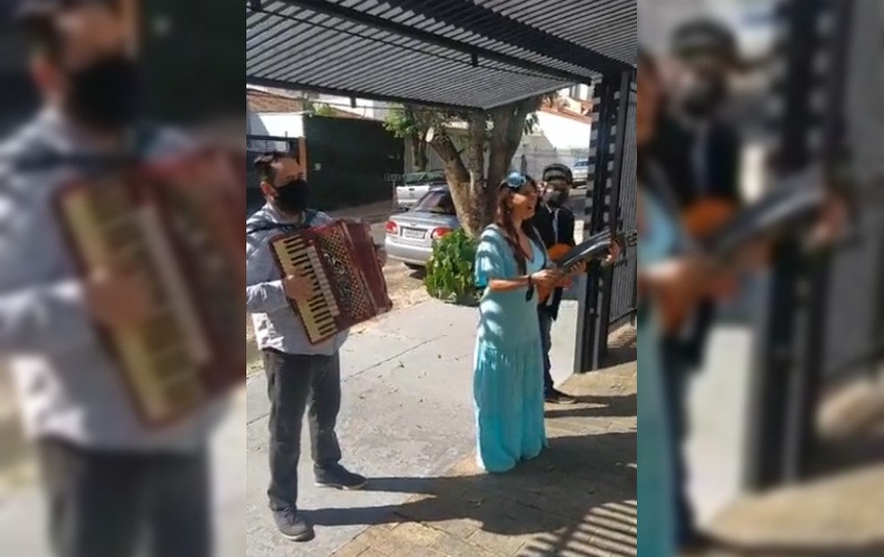 Grupo de Bauru realizava serenatas durante a pandemia — Foto: Arquivo pessoal
