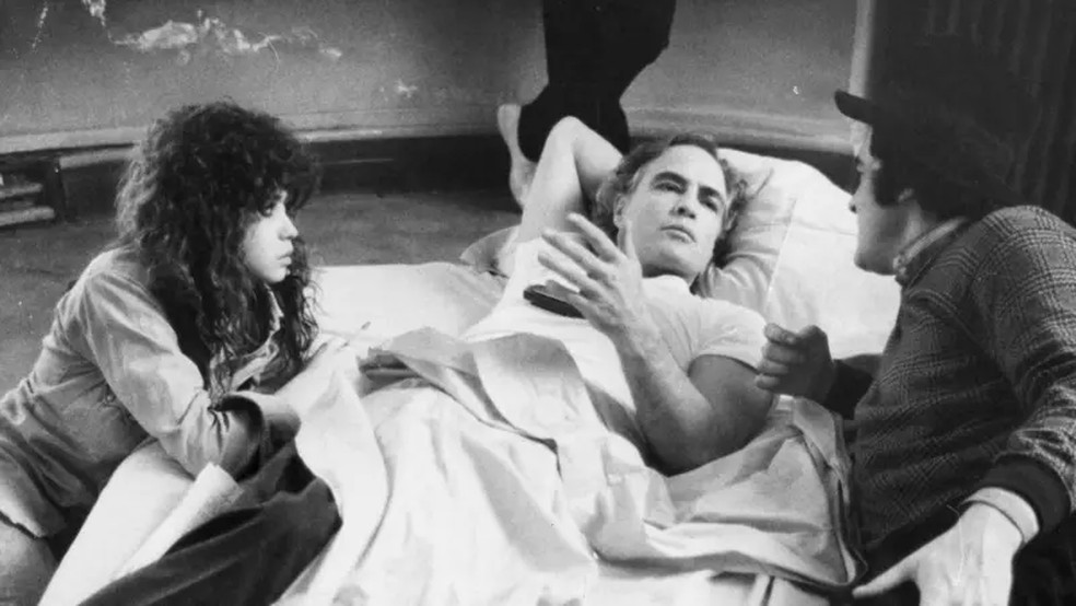 Schneider, Brando e Bertolucci no set de filmagem de Último Tango em Paris — Foto: Getty Images
