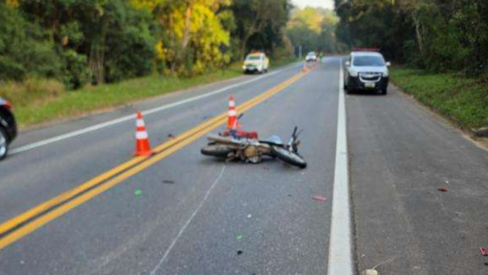 Motociclista morre após bater em carro e ser atropelado por outro veículo em Cunha, diz polícia