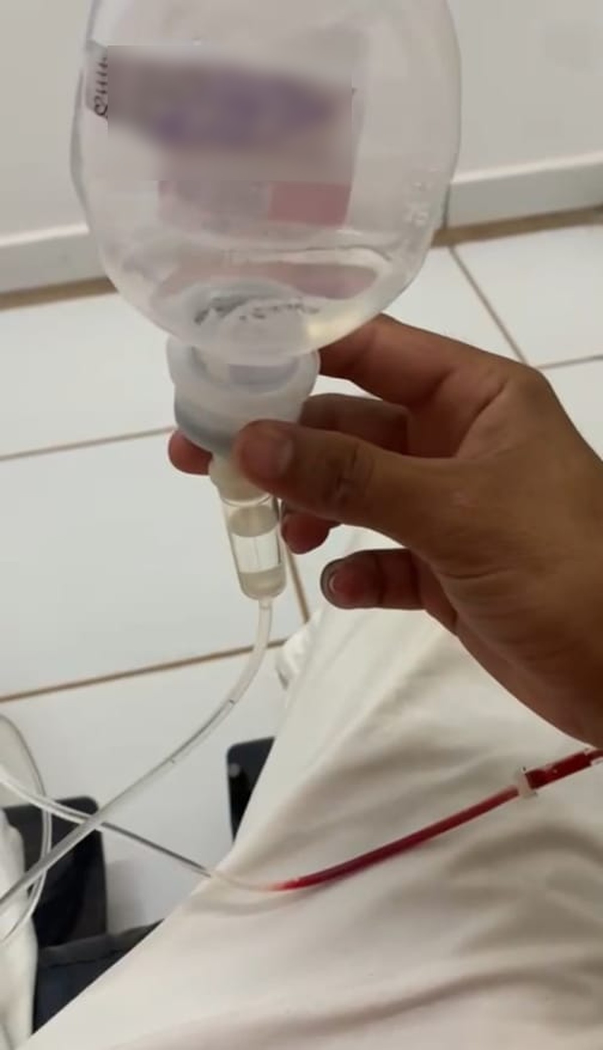 Fotos de braço tomando soro no hospital