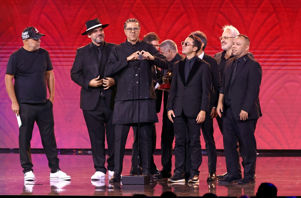 Hamilton de Holanda é premiado com o C4 Trio na categoria Melhor Álbum Instrumental no Grammy Latino 2024 — Foto: Mike Coppola / GETTY IMAGES NORTH AMERICA / Getty Images via AFP
