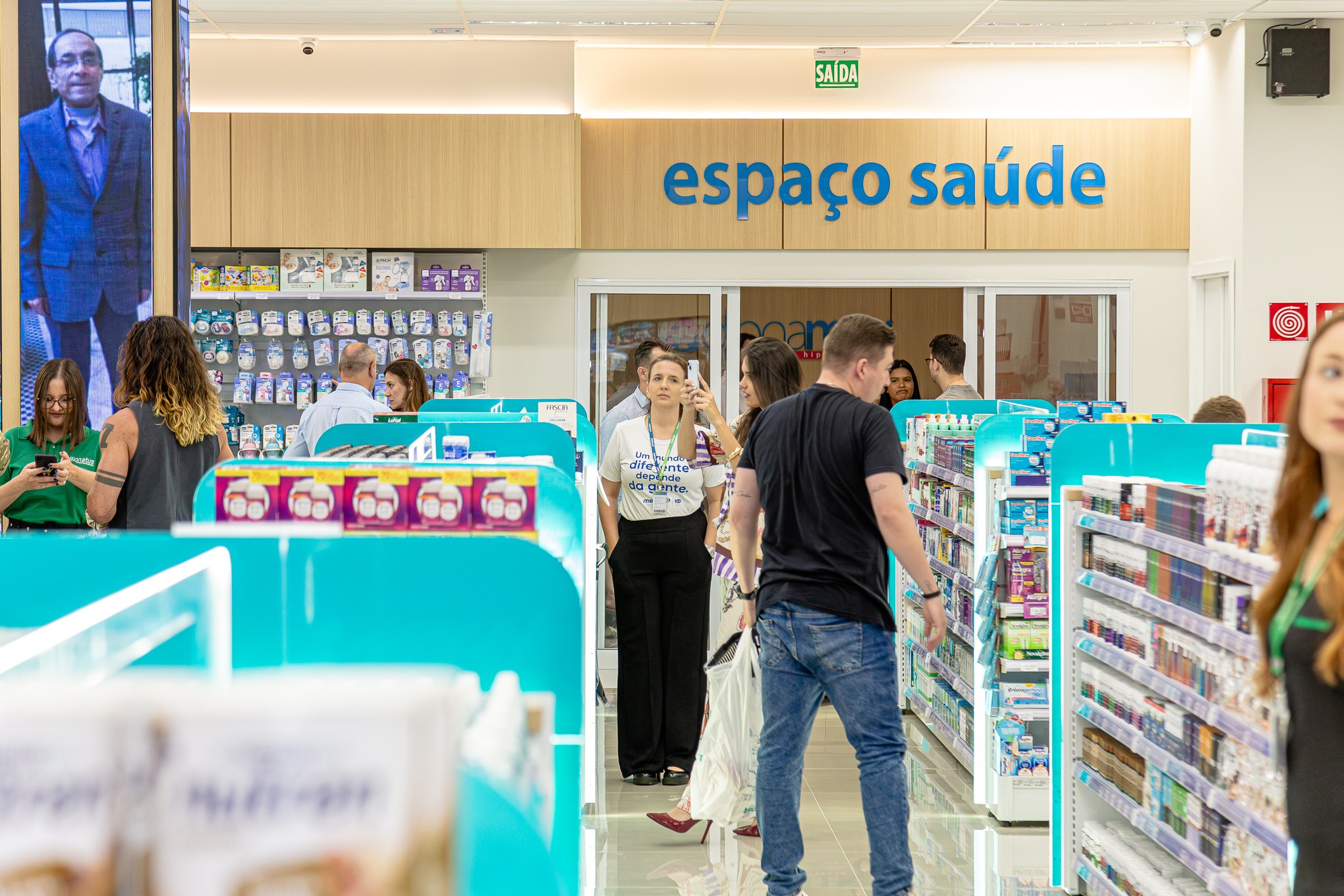 Farmácias criam espaços para facilitar o acesso a serviços essenciais de saúde em um único lugar