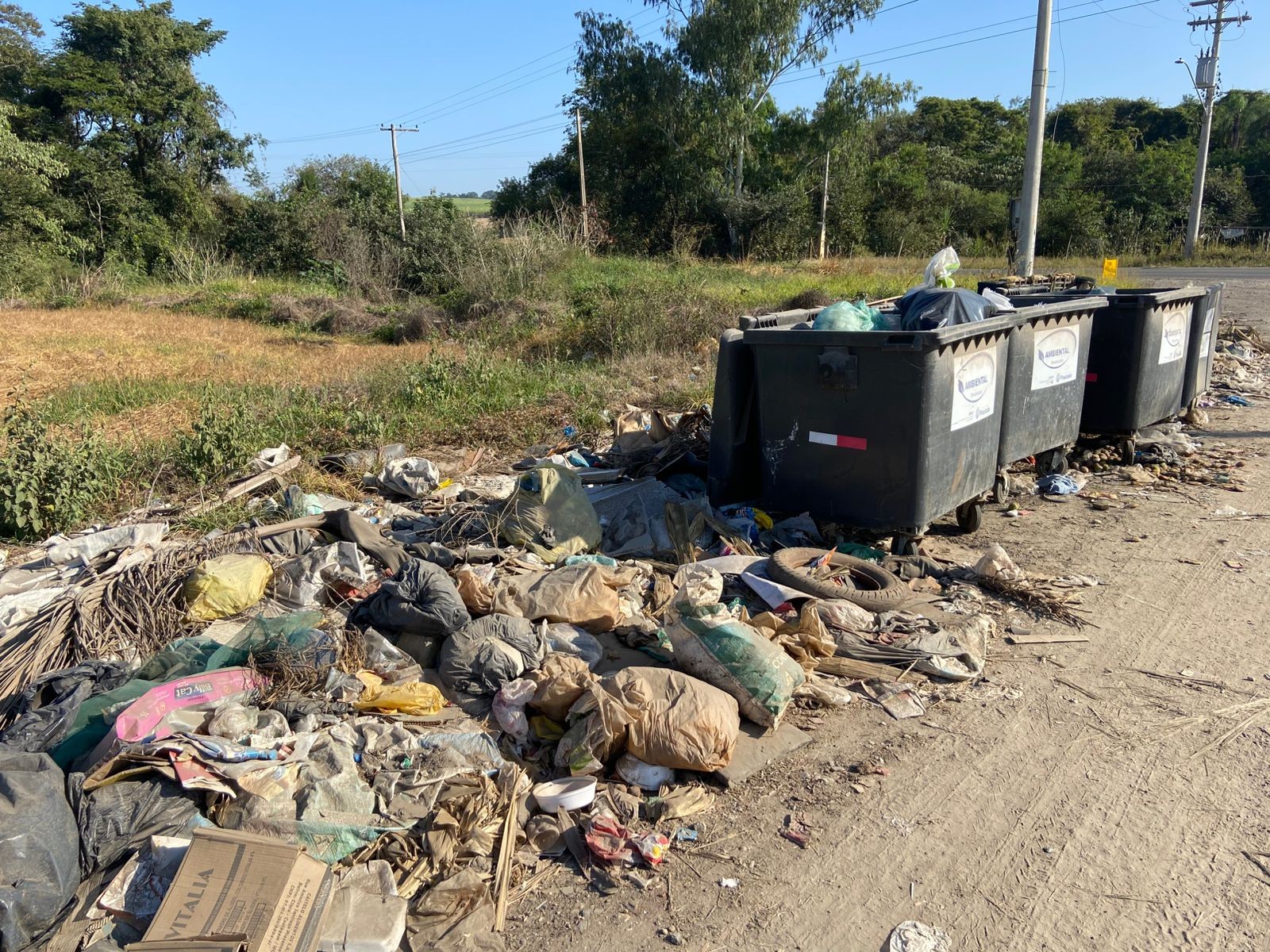 Lixo acumulado na estrada que liga Piracicaba a Anhumas causa transtorno aos moradores