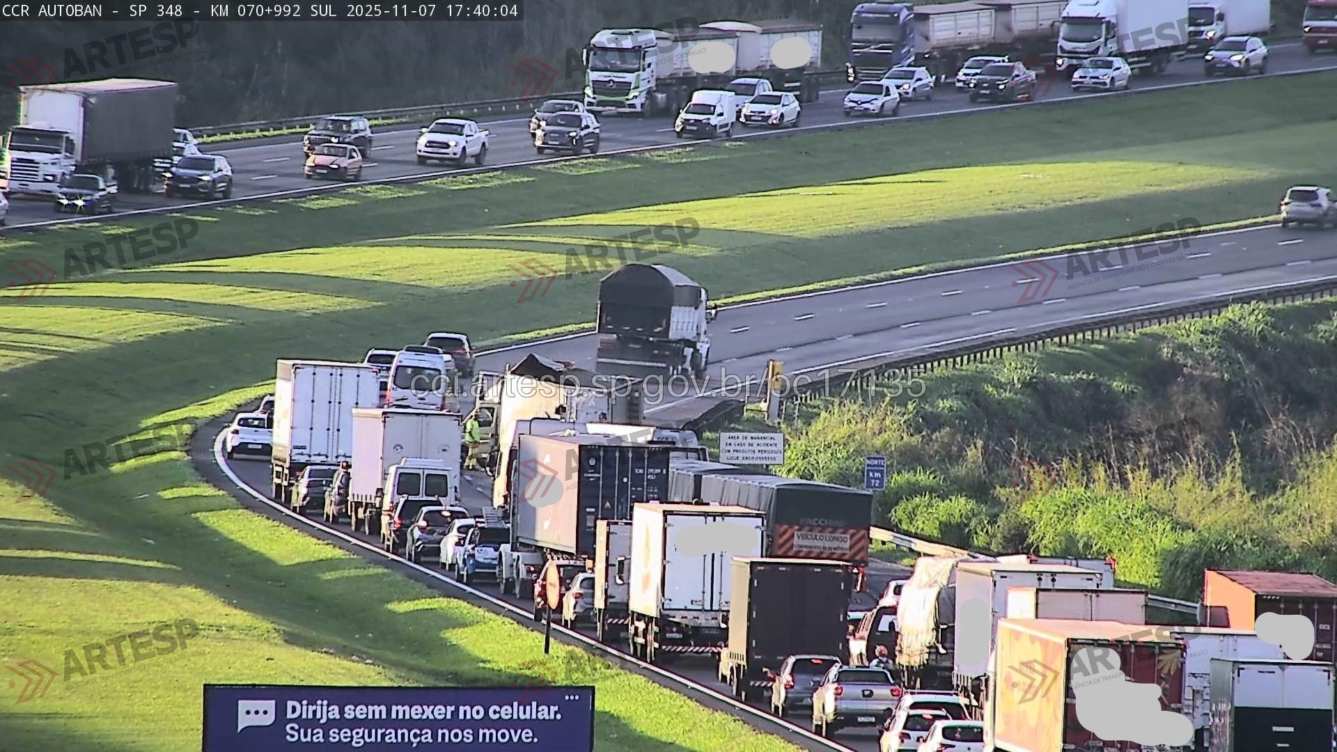 Utilitária tomba e provoca congestionamento na Rodovia dos Bandeirantes em Jundiaí